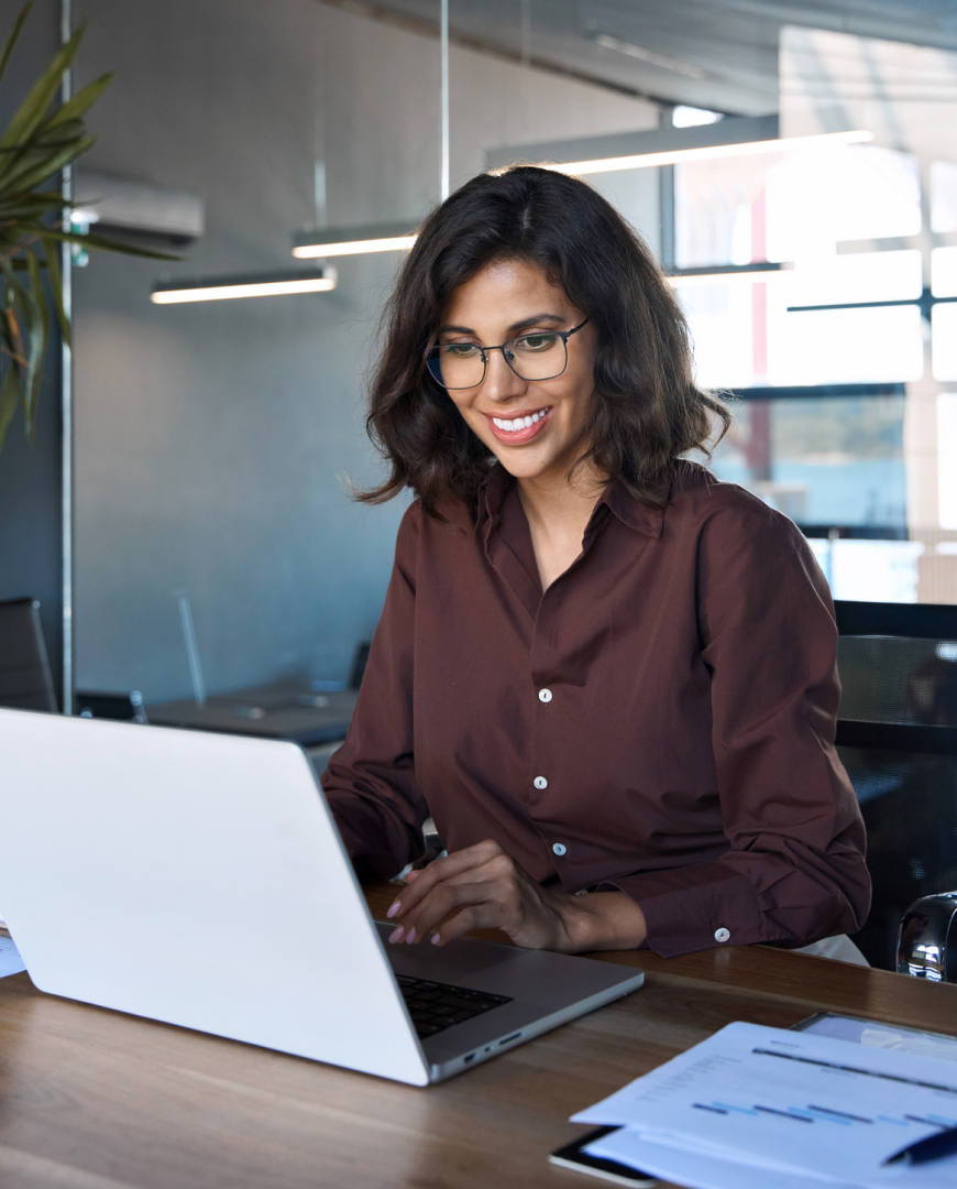 Dirigeante d'entreprise sur son ordinateur